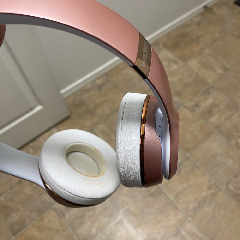 Rose Gold Beats Solo 3 Wireless Headphones EUC - Picture 5 of 7